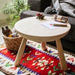 Table en bois associé au kilim en laine Chineurs du monde
